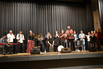 Türkische Musikgruppe mit allen Musikern des Abends